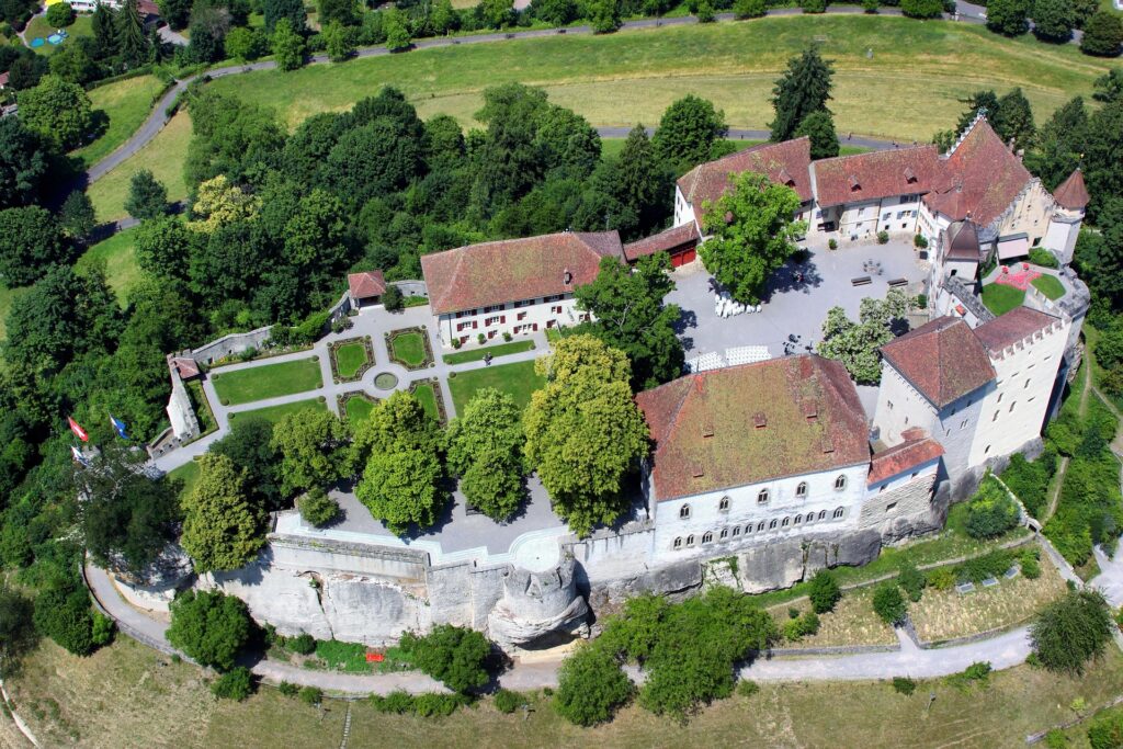 Cultuur - Middeleeuwse kastelen in Zwitserland - Het kasteel van Schloss Lenzburg