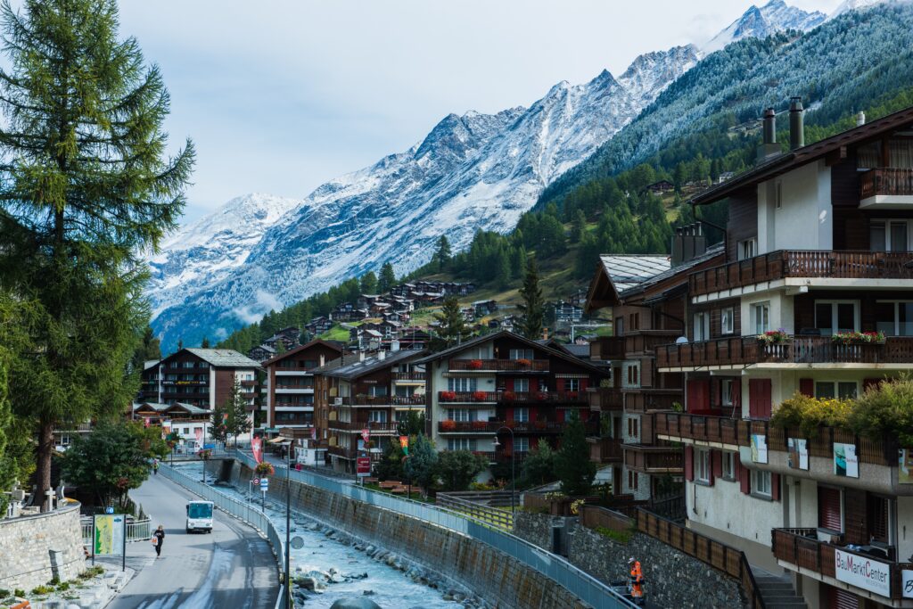 De ultieme gids voor een onvergetelijke autoreis naar Zermatt: Praktische tips en routes?